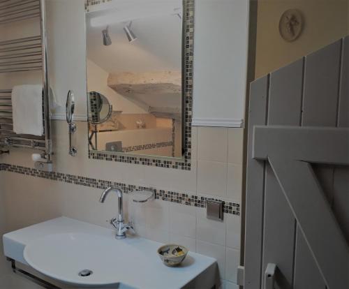 a bathroom with a sink and a mirror at Les Cèdres in Saint-Marcel-du-Périgord