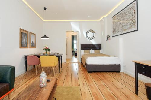 1 dormitorio con cama, escritorio y mesa en 4 Personen Altbau Apartment nahe Kurfürstendamm - Romeo & Julia en Berlín
