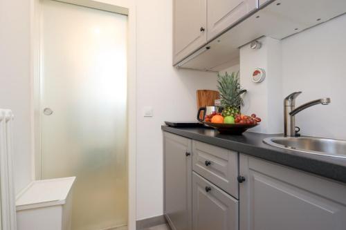 Dapur atau dapur kecil di 4 Personen Altbau Apartment nahe Kurfürstendamm - Romeo & Julia