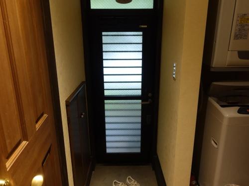 a hallway with a door with a window and a microwave at Oimatsuen in Saku