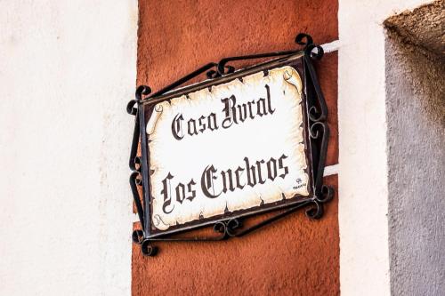 a sign on the side of a building at Casa Rural los Enebros in Los Navalucillos