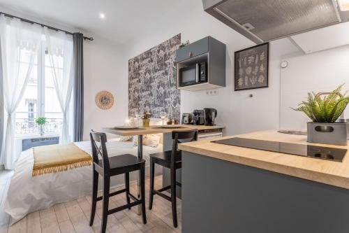 - une cuisine avec un comptoir et des chaises dans la chambre dans l'établissement HOME SWEET VAISE, à Lyon