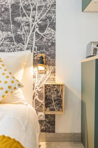 - une chambre avec un lit et du papier peint noir et blanc dans l'établissement HOME SWEET VAISE, à Lyon