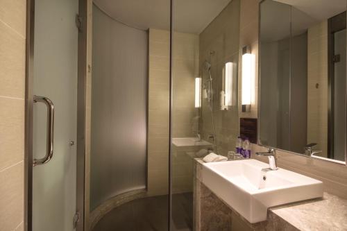 W łazience znajduje się umywalka i przeszklony prysznic. w obiekcie Holiday Inn Express Suzhou New District, an IHG Hotel w mieście Suzhou