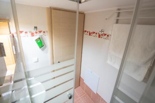 Ένα μπάνιο στο Anthia Seaview Apartment