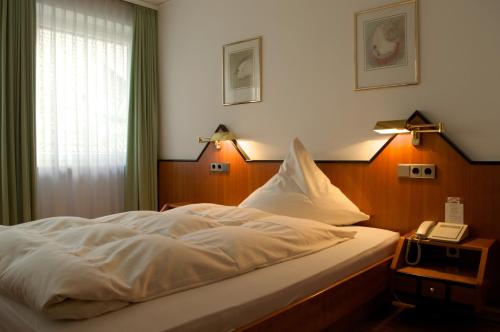 A bed or beds in a room at Hotel Restaurant Bären