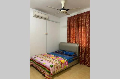 um quarto com uma cama e uma ventoinha de tecto em Laman Aidids @ Krubong Melaka em Kampong Lanjut Manis