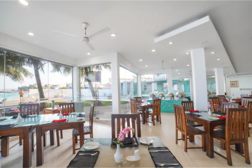 Hikkaduwa Beach Hotel tesisinde bir restoran veya yemek mekanı