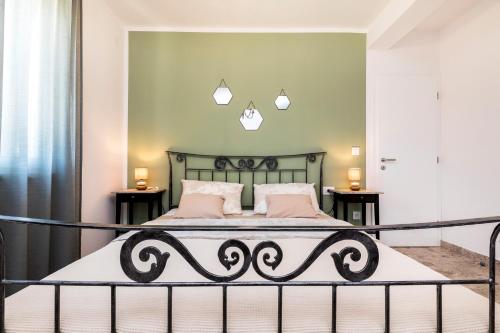 Un pat sau paturi într-o cameră la Apartment Medea, St. Martin