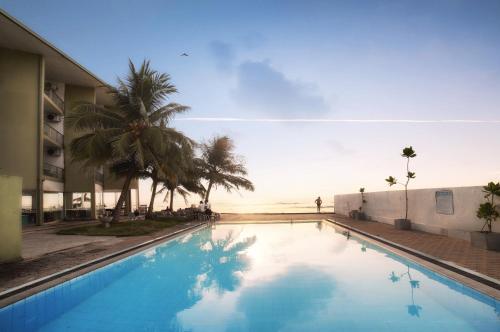 Bazén v ubytování Hikkaduwa Beach Hotel nebo v jeho okolí