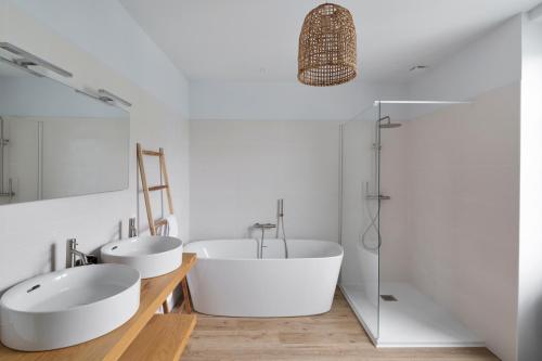 ein Badezimmer mit zwei Waschbecken und zwei Toiletten in der Unterkunft Villa Marlotte by Cocoonr - La Belle de Dinard in Dinard