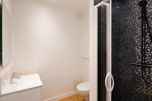y baño con ducha, aseo y lavamanos. en Le Dinanais - Cocon dans l'Intra Muros, en Saint-Malo