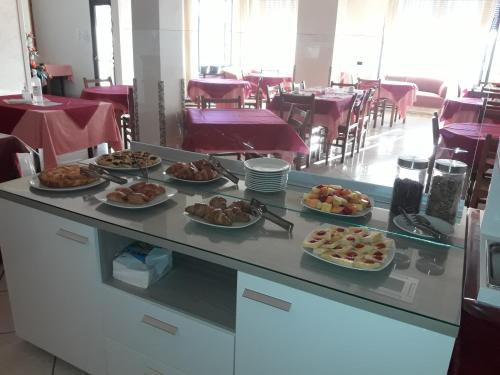 ベッラーリア・イジェア・マリーナにあるHotel Villa Auroraのテーブルの上に数皿の料理を揃えたビュッフェ