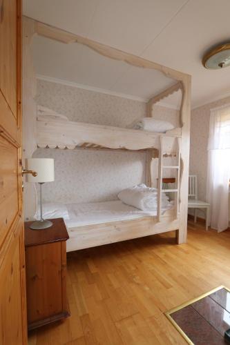 Tempat tidur susun dalam kamar di Ratt o Roder Stugby & Konferens