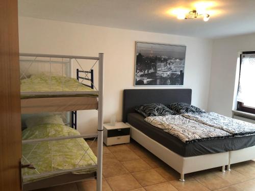 1 dormitorio con 2 literas en Ferienwohnung Janson-2 en Wiesenbach