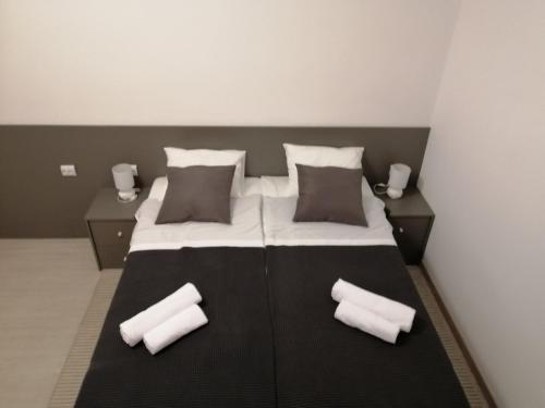 A bed or beds in a room at Evita apartment