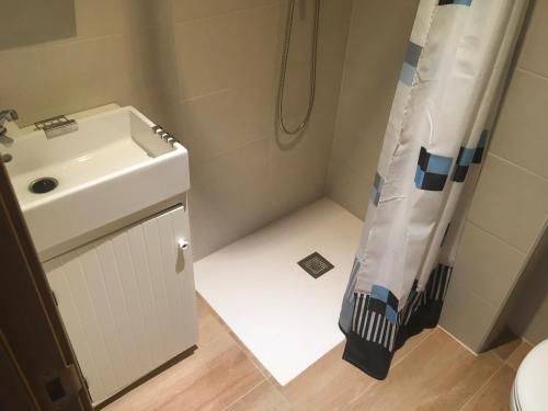 niewielka łazienka z umywalką i zasłoną prysznicową w obiekcie Casa La Placeta w mieście Fortaleny