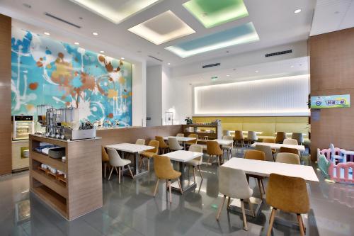 Restaurace v ubytování Holiday Inn Express Langfang Park View by IHG