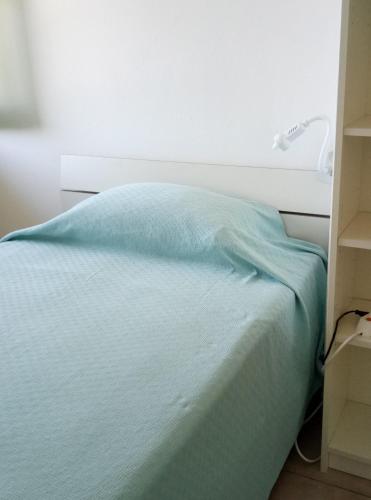 Ένα ή περισσότερα κρεβάτια σε δωμάτιο στο A La vue chambre BAGNO CONDIVISO SHARED BOTH2piano no lift no navetta a pagamento aria condizionata ed extra bed 3 MINUTI A PIEDI DA BUS PER FIERA DI ROMA