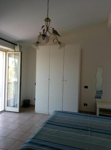 Ένα ή περισσότερα κρεβάτια σε δωμάτιο στο A La vue chambre BAGNO CONDIVISO SHARED BOTH2piano no lift no navetta a pagamento aria condizionata ed extra bed 3 MINUTI A PIEDI DA BUS PER FIERA DI ROMA