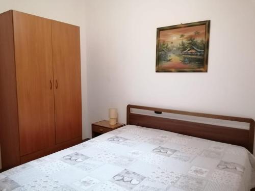 - une chambre avec un lit et une peinture murale dans l'établissement casa marino, à Montallegro