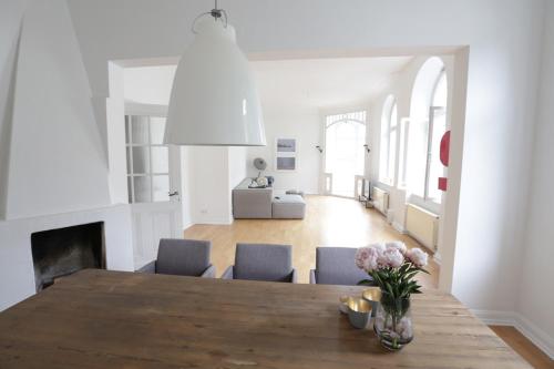 ein Esszimmer mit einem Tisch und Stühlen sowie ein Wohnzimmer in der Unterkunft Kleine 25 in Solingen