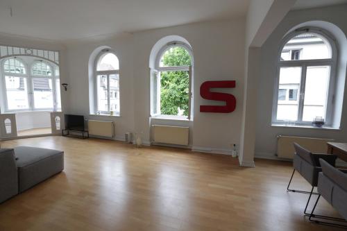 an empty room with a large red sign on the wall at Kleine 25 in Solingen