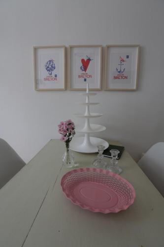 a white table with a pink plate on a table at Kleine 25 in Solingen