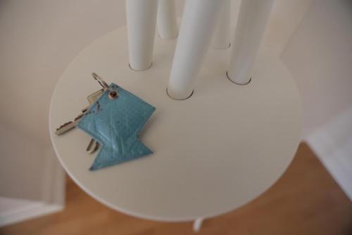 a small blue object sitting on a white table at Kleine 25 in Solingen