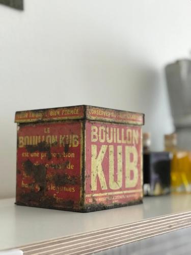 a box sitting on top of a shelf at Kleine 25 in Solingen