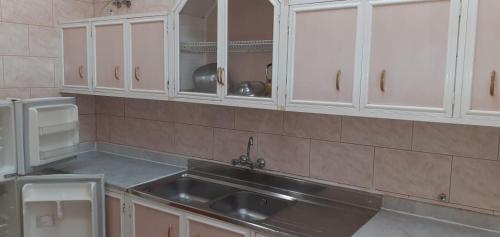 Η κουζίνα ή μικρή κουζίνα στο ليالي السامر للشقق المخدومة