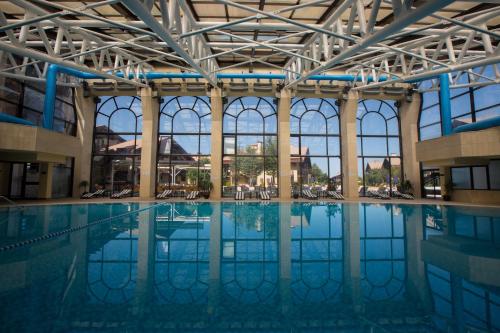 Swimmingpoolen hos eller tæt på InterContinental Mzaar Lebanon Mountain Resort & Spa, an IHG Hotel