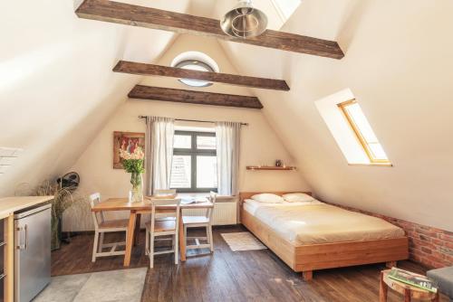 グダニスクにあるApartament Gdański Gródのベッドルーム1室(ベッド1台、テーブル付)
