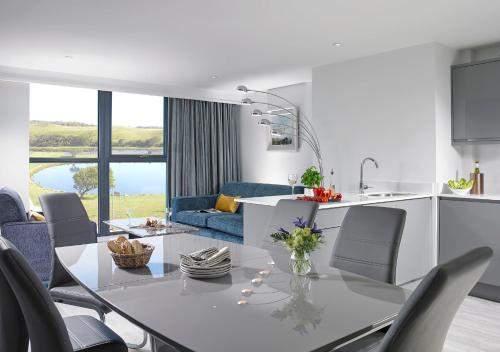 cocina y sala de estar con mesa y sillas en Asgard Apartments en Westport