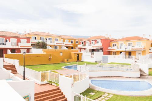 vistas al patio trasero de una casa con piscina en Lovely&Sunny Apartament Near Poris Beach, en Santa Cruz de Tenerife
