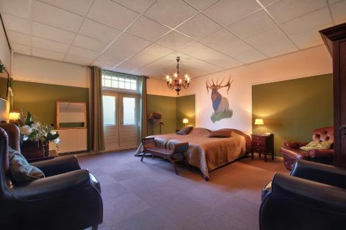 1 dormitorio con 1 cama y un antílope en la pared en Hotel Eethuys de Wormshoef en Lunteren
