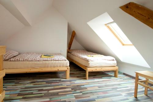 Cama o camas de una habitación en Andělský Dvůr