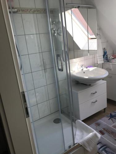 uma casa de banho com um chuveiro e um lavatório. em Residenz am Peeneplatz em Peenemünde