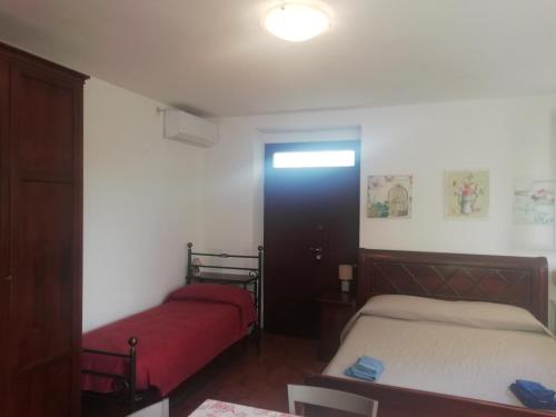 A bed or beds in a room at VILLA GIULIANA stanze con bagno interno in Villa a 350 mt spiaggia libera Lido delle Sirene