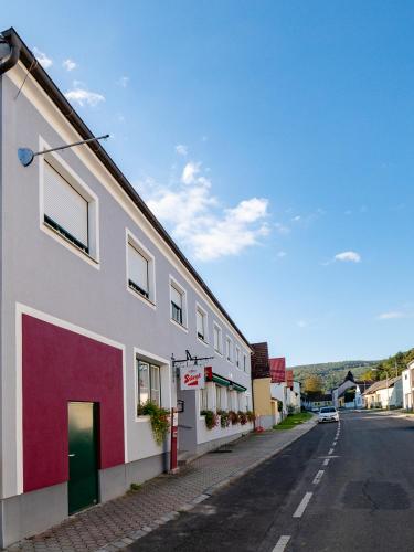 a building on the side of a street at Gasthof Familie Hutter in Rattersdorf