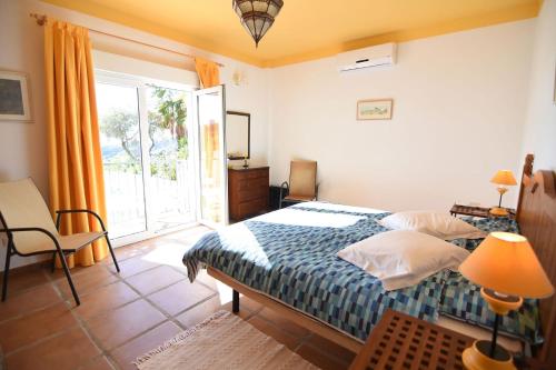 - une chambre avec un lit et une grande fenêtre dans l'établissement Casa Nick, à Frigiliana