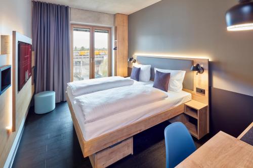 a hotel room with a bed and a window at aletto Hotel Potsdamer Platz in Berlin