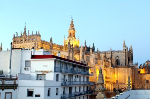 HomeySeville-Amazing Views Cathedral Tomas de Ibarra - 8 pax, Parking Optional