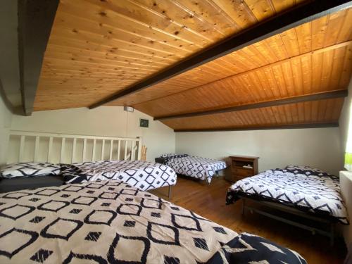 מיטה או מיטות בחדר ב-CENTRE CHATELAILLON GRAND T3** AVEC COUR 100m PLAGE