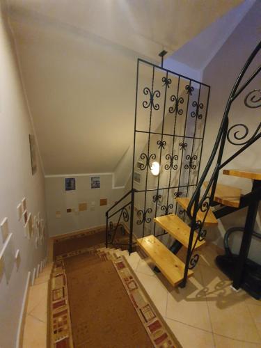 a room with a staircase with a wooden bench at Willa Jaś I Małgosia in Kościelisko