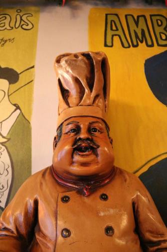 a statue of a man wearing a chefs hat at Hotel Eethuys de Wormshoef in Lunteren