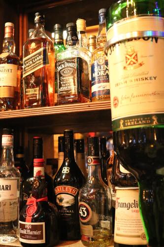 a shelf filled with lots of bottles of alcohol at Hotel Eethuys de Wormshoef in Lunteren