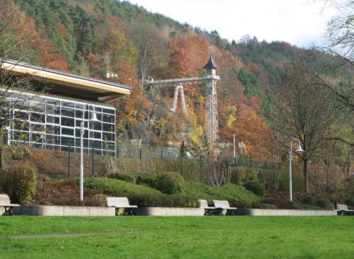 einem Park mit Bänken vor einem Gebäude in der Unterkunft Ferienwohnung Lilienstein in Bad Schandau