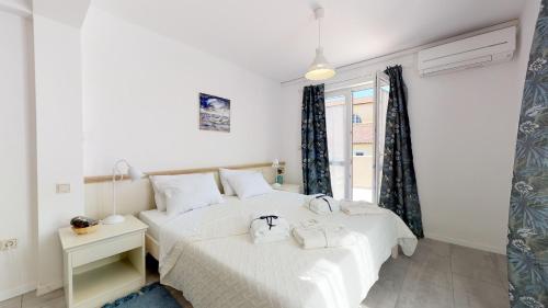 Ένα ή περισσότερα κρεβάτια σε δωμάτιο στο STELLA apartment with terrace by the sea & park