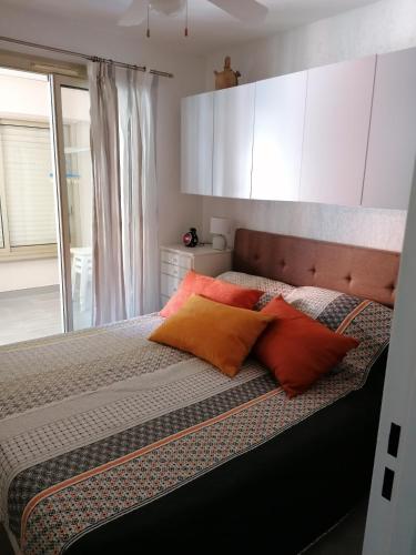 une chambre avec un lit avec deux oreillers dessus dans l'établissement l'Argentiere, à La Londe-les-Maures